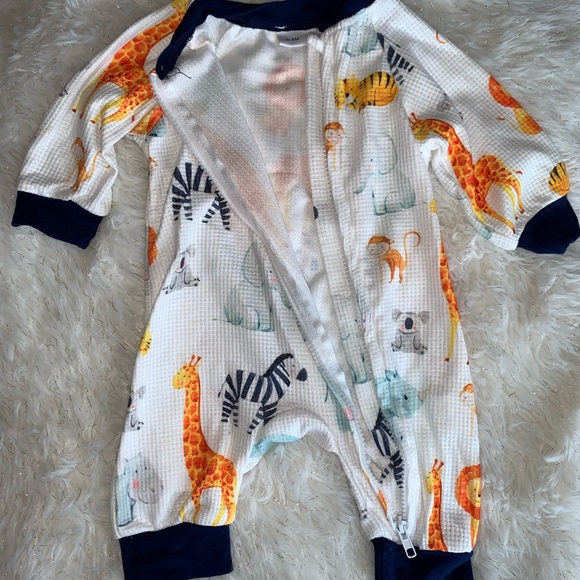 Baby Boy All Over Cartoon animals Design Long-sleeves Baby Jumpsuit. 0-3 M - Picture 3 of 9
